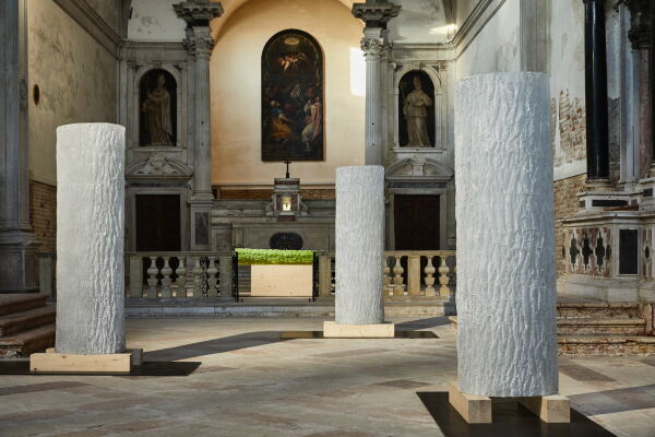 Wrde ebenfalls gut zu Carlo Scarpa passen: Rony Plesls Glaskunst in der Chiesa di Santa Maria della Visitazione im kollateralen Programm der Biennale.