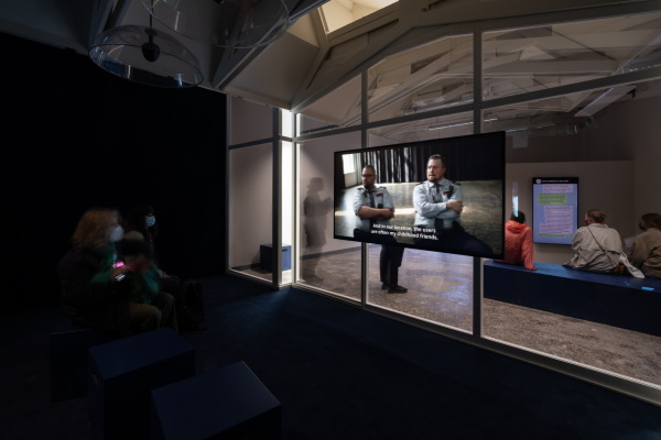 Im Finnischen Pavillon fokussiert sich Pilvi Takala auf private Sicherheitsdienste, die sie aus eigener Anschauung kennt.