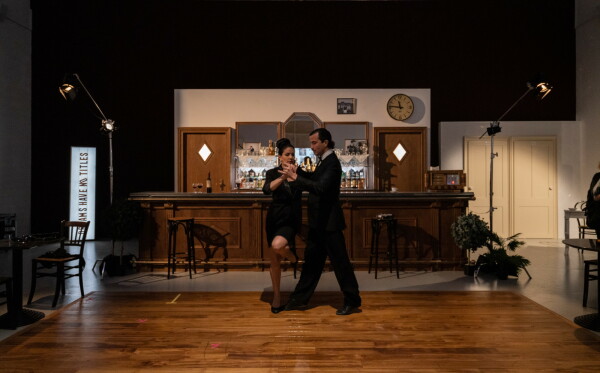 Zineb Sedira blickt mit ihrem Beitrag im Franz�sischen Pavillon auf radikale Filmproduktionen der 1960er und 70er Jahre. Ihr Set wird live bespielt, und im r�ckw�rtigen Teil des Pavillons gibt es ein kleines Kino, in dem eine autobiografische Auseinandersetzung der K�nstlerin mit dem Thema zu sehen ist.