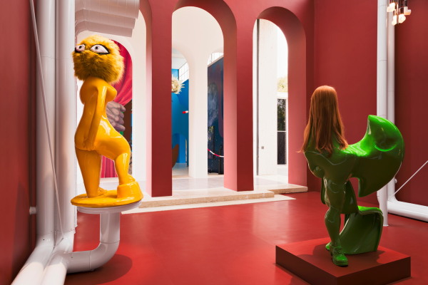 Die beiden Knstler*innen spielen mit der Symmetrie des Bauwerks, indem sie im engen Dialog jeweils eine Hlfte gestalten. Die weien Rhren sind brigens vom Centre Pompidou inspiriert.