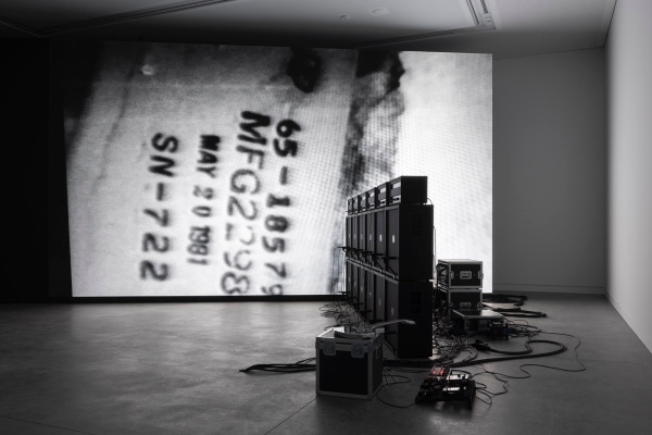 Ein Mann spielt E-Gitarre, dazu gibt es flimmernde Bilder: Whrend der gesamten Laufzeit der Biennale improvisiert Marco Fusinato im Australischen Pavillon. Manchmal ist weniger mehr.