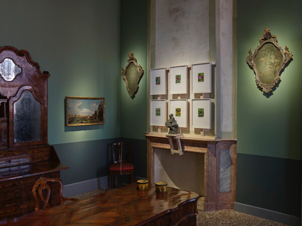 Der historische Teil des Palazzos gibt zugleich Einblicke in die Lebenswelt der venezianischen Elite. Danh Vos Pflanzenfotografien, hier im Bild, sind auf dem krzlich im BauNetz vorgestellten Gldenhof bei Berlin entstanden.