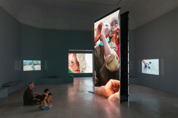 Francis Alys zeigt im Belgischen Pavillon „The Nature of the Game“. Für diese Ausstellungsansicht nahm er selbst Platz auf dem Boden.