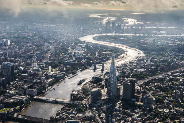 Blick ber Greater London entlang der Themse in Richtung Osten. Foto von Jason Hawkes Aerial Photography.