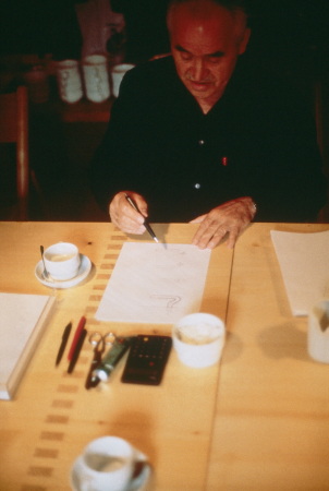 Aicher bei der Arbeit an einem Entwurf fr FSB.