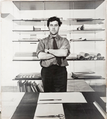 Ein junger Otl Aicher in seinem Atelier 1953.