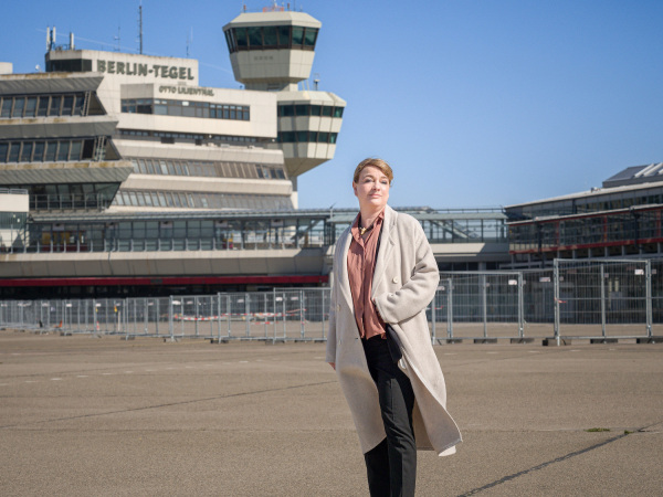 Die Architektin Gudrun Sack ist seit dem 1. April 2022 alleinige Geschäftsführerin der Tegel Projekt GmbH, die als landeseigene Tochter die Umnutzung des Flughafenareals verantwortet.