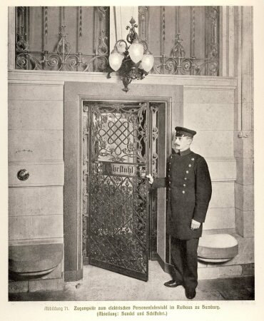 Historische Fotografie des Aufzugs im Rathaus Hamburg (ca. 1900)