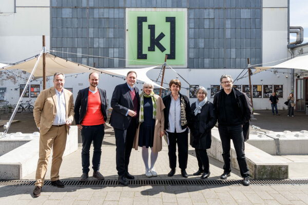 Vor dem Gebude stehen (von li.) Jan Zunke (Geschftsfhrer Sprinkenhof GmbH), Jonas Zipf Kaufmnnischer Geschftsfhrer Kampnagek), Carsten Brosda, Senator fr Kultur und Medien Hamburg, Claudia Roth, Beauftragte der Bundesregierung fr Kultur und Medien, Amelie Deuflhard, Intendantin Kampnagel, Anne Lacaton, Jean-Philippe Vassal (Lacaton & Vassal)