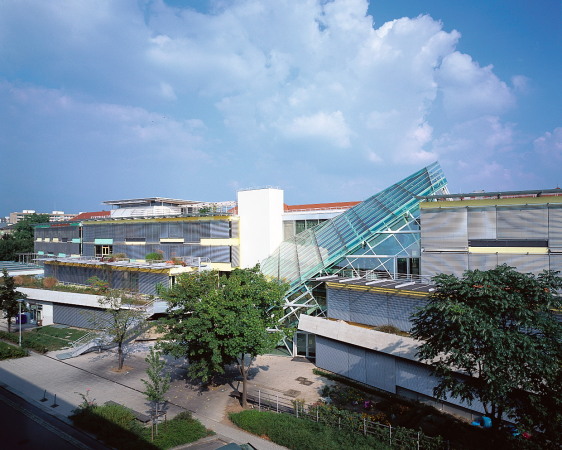 Veranstaltungsort des Dresdner Kolloquiums: St. Benno-Gymnasium von Behnisch & Behnisch 199496
