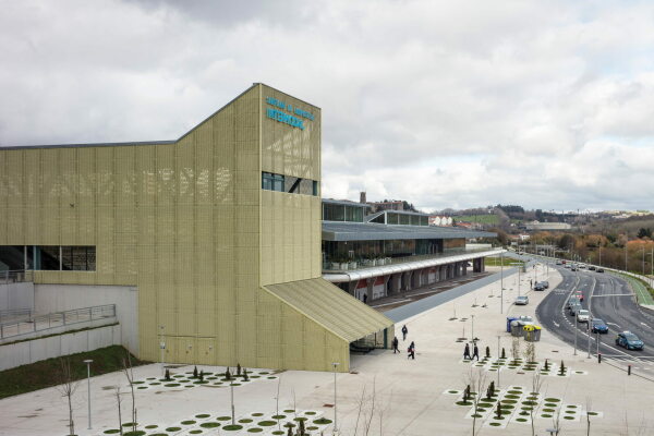Ein Fußgängerübergang überwindet das Gleisbett und den Höhenunterschied von über 20 Metern zwischen der im Norden gelegenen Rúa Horreo und der neuen Platzanlage Clara Campoamor.