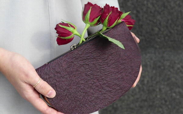 Rising Stars / Shaping a circular industrial ecosystem and supporting life-cycle thinking / 1. Preis: Flaux � Flower Matter aus Helsinki verwertet Blumenabf�lle, die einen 40-prozentigen Anteil an kommerziell genutzter Pflanzung haben, und schafft daraus etwa ein neuartiges Bioleder-Textil.