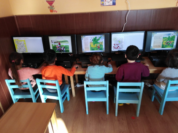 Awards / Shaping a circular industrial ecosystem and supporting life-cycle thinking / 2. Preis: Dam Click pe Romania bereitet Computer wieder auf und spendet sie an rum�nische Schulen, NGOs und �ffentliche Institutionen.