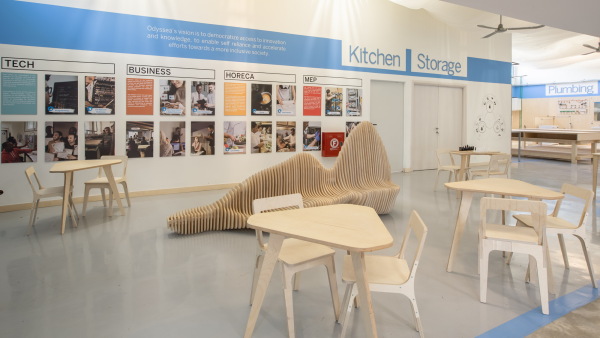 Awards / Prioritising the places and people that need it the most / 2. Preis: Aus einem leerstehenden Lagerhaus in der Metropolregion von Athen wurde die Odyssea Academy, wo die berufliche Integrierung von Migrant*innen, finanziell Benachteiligten oder marginalisierten Frauen unterst�tzt wird.