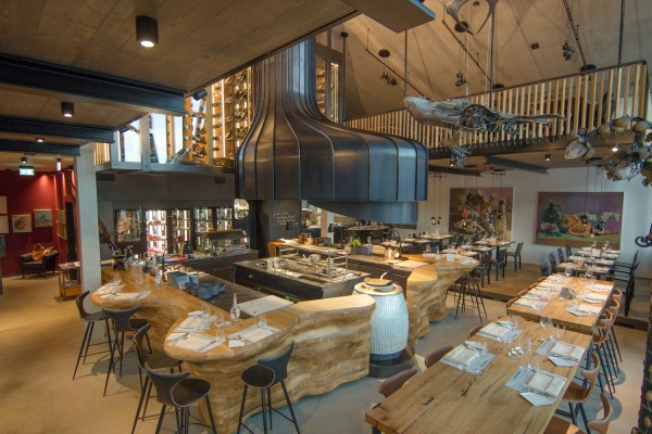 Gastraum des Restaurants mit Kunstwerken von Pierre Matter und Konstantin Sotnikov