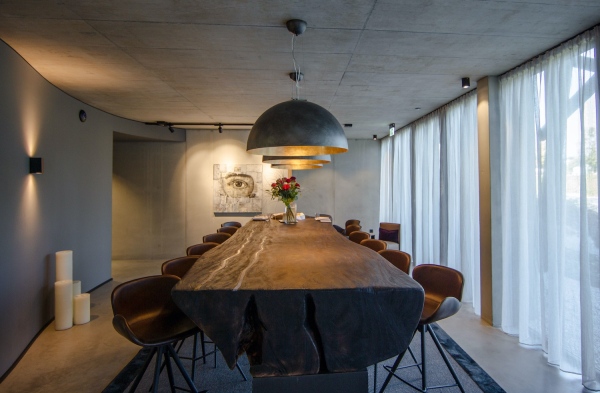 Das Foyer des Hotels mit einem Werk von Ricky Gumbrecht