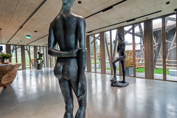 Das Foyer der Kunsthalle mit Werken von Wilhelm Lehmbruck und Giuseppe Spagnulo