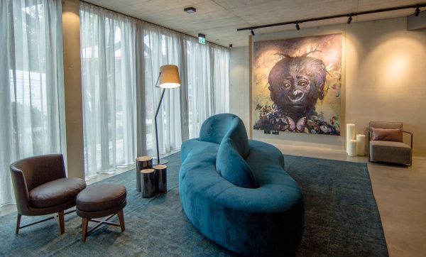 Das Foyer des Hotels mit einem Werk von Konstantin Sotnikov