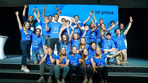 1. Platz in der Gesamtwertung: Das Team RoofKIT vom Karlsruher Institut fr Technologie (KIT) bei der feierlichen Preisverleihung am 24. Juni 2022 in Wuppertal