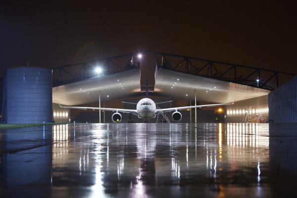 Neue Lrmschutzhalle der Lufthansa-Werft von WTM Engineers, 2001/02
