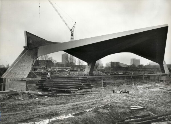 Alsterschwimmhalle von Horst Niessen und Rolf Strmer mit Walter Neuhusser, Ingenieur: Jrg Schlaich im Bro Leonhardt und Andr (Baustellenfoto um 1969), 196873