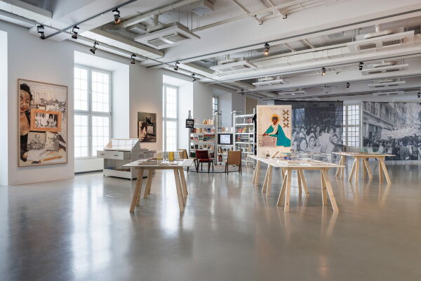 Auch The Black Archives mit Dokumenten schwarzer niederlndischer Schriftsteller*innen, Wissenschaftler*innen und Aktivist*innen im Obergeschoss sollte man sich nicht entgehen lassen.