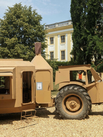 Seit ihrer Gr�ndung hat die Stiftung schon mehrfach mit dem Atelier van Lieshout zusammengearbeitet. Die Niederl�nder steuern unter anderem einen gepanzerten Traktorenkiosk bei.