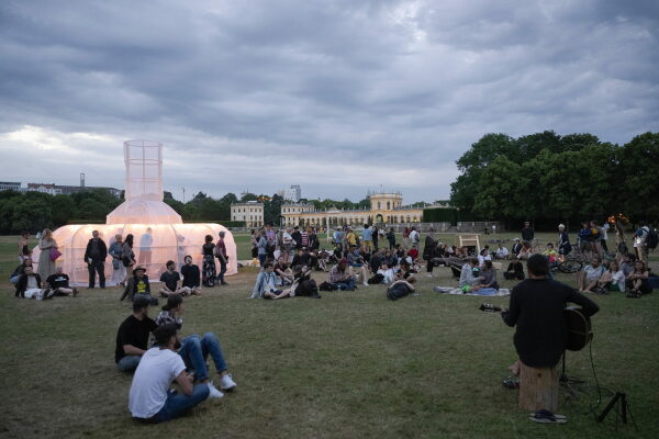 Auf der Karlswiese macht au�erdem das Cinema Caravan eines Freundeskreises um Takashi Kuribayashi halt. Es gibt Filme, Musik und Performances, was den Ort insbesondere bei Sonneuntergang fast ein bisschen magisch macht.