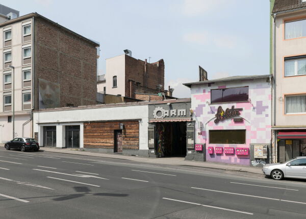 Eher umstritten denn sinnlich sind hingegen einige der Ausstellungsteile im WH-22-Komplex mit der legend�ren Lolita-Bar.