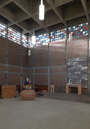 Die verschiedenen Gruppen erarbeiten in und um die Kirche zum Thema �Schrein� eigene Ideen, Aktionen und Objekte.