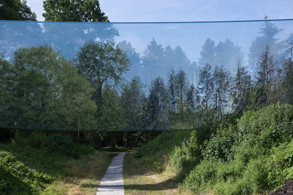 Ganz am Ende des Parks gibt es den st�dtischen Komposthaufen zu entdecken. Dort hat die Gruppe La Intermundial Holobiente den wohl poetischsten Reflektions- aber auch Produktionsort der Documenta Fifteen errichtet.