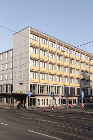 Steht ebenfalls unter Denkmalschutz, aber inzwischen leider leer: Das Hotel Hessenland war schon �fters ein Documenta-Ort. Passend insofern, als sein Architekt, Paul Bode, ein Bruder des Documenta-Initiators Arnold Bode war.