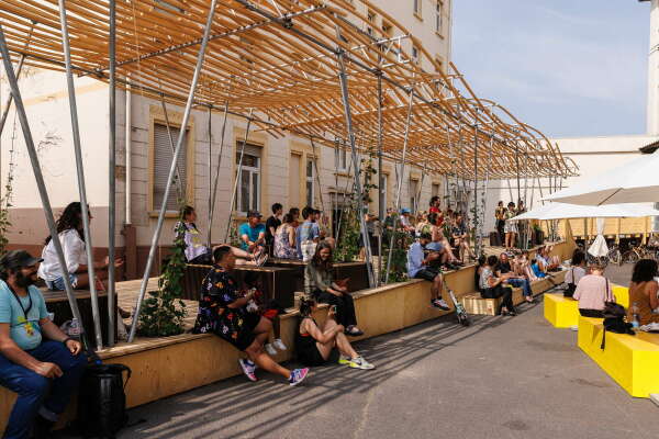 Das Gebude betreten Besucher*innen ber eine Rampe, die zugleich als schattiger Erholungsraum dient.