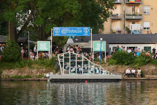 Auf der anderen Seite der Fulda direkt am Ufer wartet der Bootsverleih Ahoi, der erstmals als Austragungsort fungiert. Dort verhandelt unter anderem Chang En-Man mit ihrem �Floating System for Snails� den Einfluss des japanischen Kolonialismus� auf Taiwan.