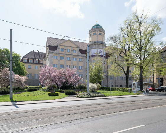 Ein paar Meter weiter steht das Hessische Landesmuseum des Architekten Theodor Fischer von 1913, der Motive der lokalen Sp�trenaissance aufgriff.