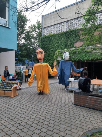 ook_- Macher*innen Reinaart Vanhoe und Marielle Verdijk arbeiten auf verschiedenen Ebenen mit einer Vielzahl von Personen und Gruppen aus Kassel und ihrem pers�nlichen Umfeld zusammen.