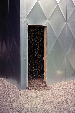 Die Arbeit bezieht sich auf eine Erz�hlung von E.T.A Hoffmann, wobei das kleine Haus weniger entworfen denn intuitiv aus Werkstattresten des ungarischen Duos gef�gt wurde.