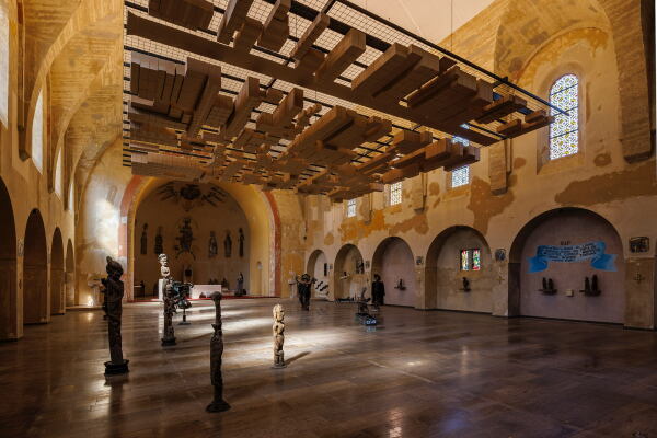 Die Kirche ist das fast schon zu pittoreske Setting fr die Haitianische Ghetto Biennale, die von der Gruppe Atis Rezistans organisiert wird.