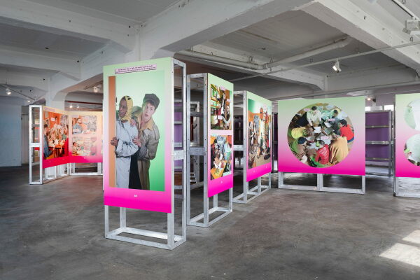 Im Obergeschoss zeigen die ebenfalls in Berlin ansssigen Fehras Publishing Practices ihre Auseinandersetzung mit nordafrikanischen Publikationspraktiken. Ihre Archivarbeit prsentieren sie in Form eines Fotoromans, aber auch systematisch aufbereitet und ber Workstations zugnglich gemacht