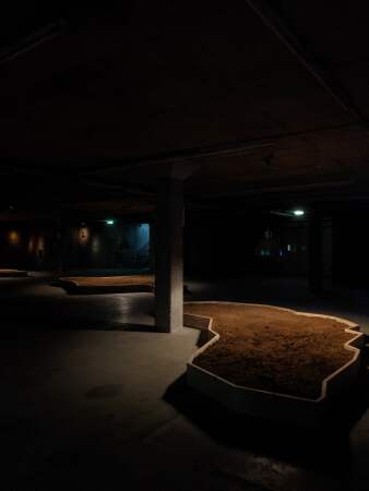 Nicht verpassen sollte man die Installation von Amol K Patil im Keller des Gebudes. Patil beschftigt sich anhand der Geschichte eines Freundes seines Grovaters mit sozialer Ausgrenzung in seinem Heimatland Indien.