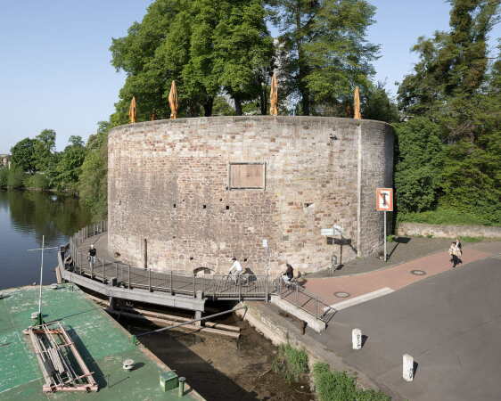 Am Ende der Br�cke wartet mit dem Rondell ein weiterer ungew�hnlicher Ort der Documenta Fifteen.