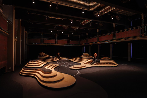 Made You Look aus Johannesburg blicken auf das allt�gliche st�dtische Leben S�dafrikas. In Kassel zeigen sie eine Installation, die sich damit besch�ftigt, wie Menschen den Raum beeinflussen.