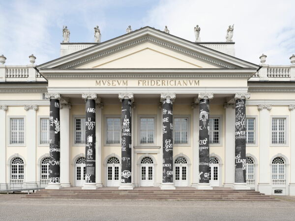 Trotz gegenteiliger Bemühungen um eine räumliche Enthierarchisierung im Vorlauf der Ausstellung wieder einer der Hauptorte: Das Fridericianum mit einer Arbeit des rumänischen Künstlers Dan Perjovschi.