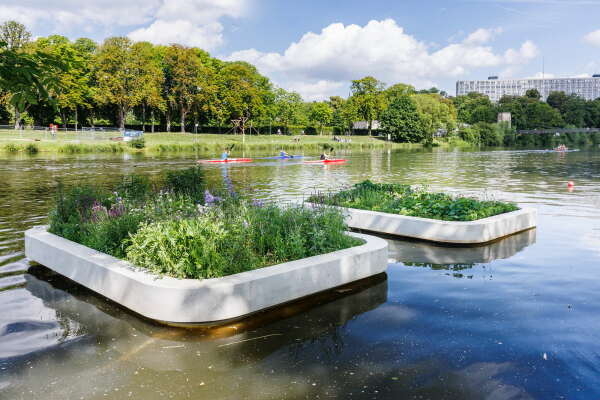 Und Ilona N�meth zeigt ihre in Zusammenarbeit mit Architekt Marian Ravasz entstandenen Floating Gardens. Die G�rten sind Teil der OFF-Biennale Budapest, die prim�r den Bootsverein bespielt.