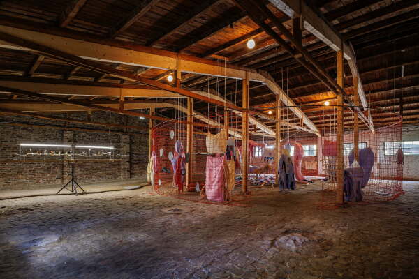 In einer der alten Bootshallen versammelt Eva Kotatkova unter dem Titel �Daydreaming Workstation� eine Menge pl�schiges Meeresgetier.