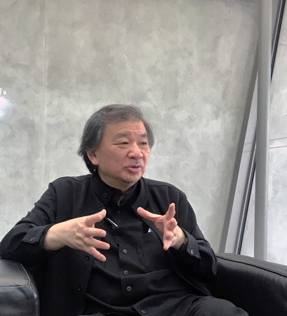 Shigeru Ban whrend des Interviews am 4. Mai in der Akademie der Knste, Berlin