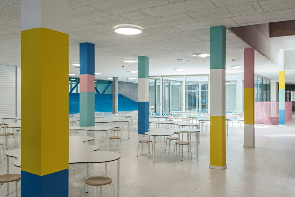 Eine groe blaue Plenumstreppe in der Mensa bietet zustzliche Lern- und Aufenthaltsbereiche.