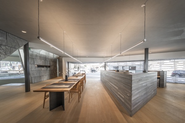 Selbstverstndlich besteht auch der Empfangstresen aus Steinplatten