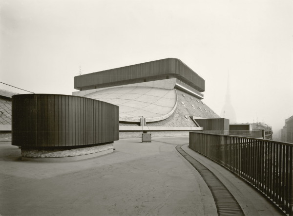 Blick auf das Dach des Teatro Regio, von dem aus man das acht Zentimeter dicke hyperbolische Paraboloid aus Stahlbeton sehen kann, das den Zuschauerraum berspannt.