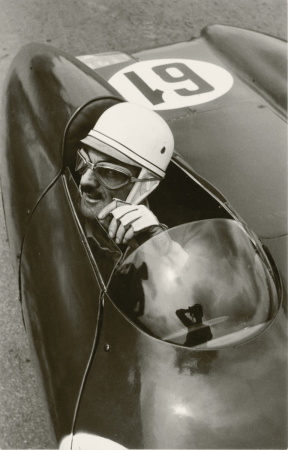 Mollino testet seinen selbst entworfenen Rennwagen, den Bisiluro (Zwillingstorpedo), auf der Strae, die aus Turin zum kniglichen Jagdschloss Stupinigi fhrt, 1955.